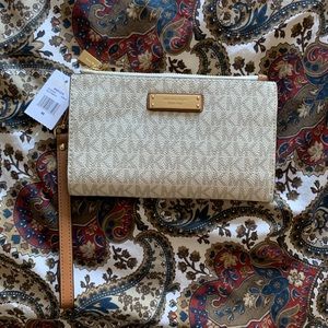 BNWT Michael KORS wristlet.